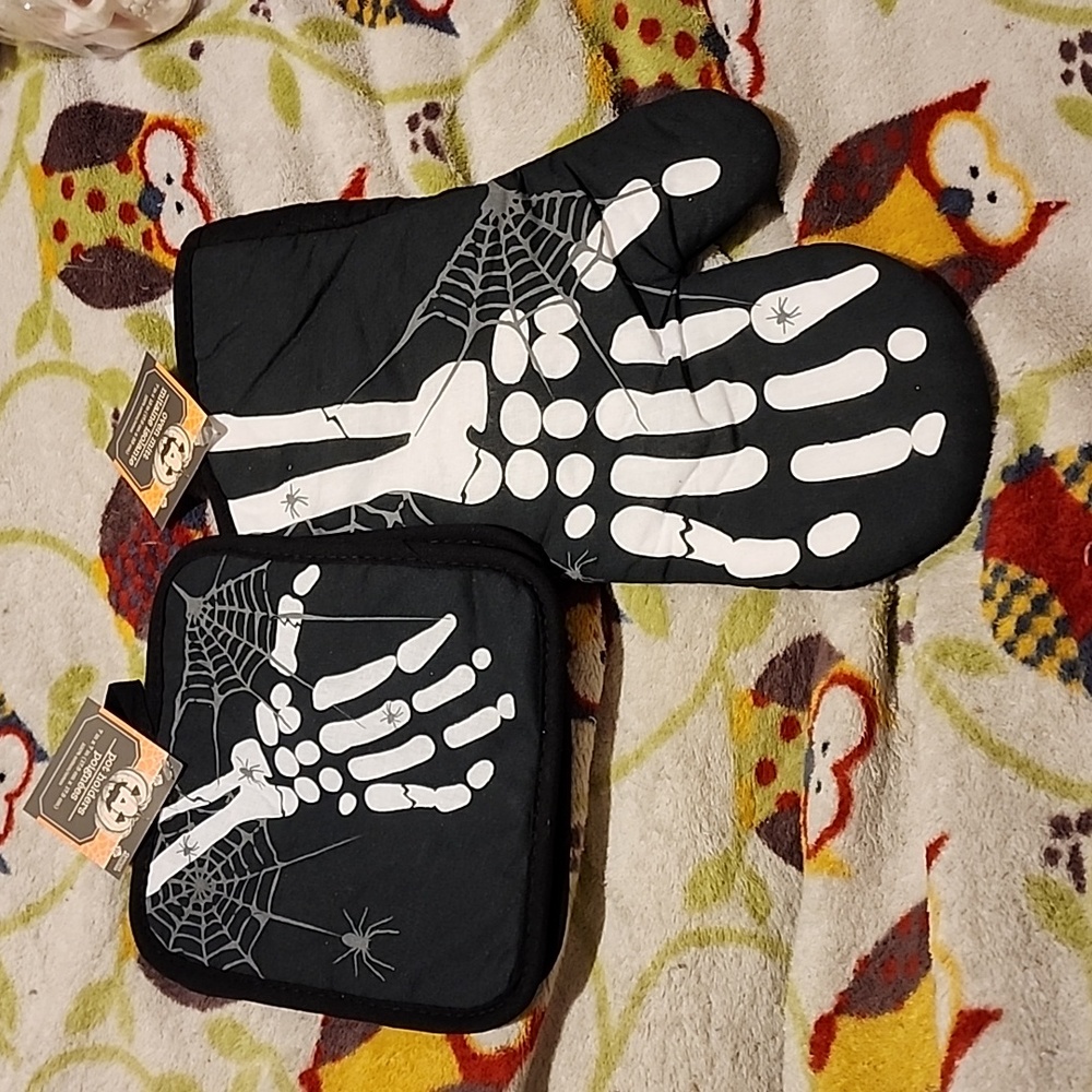 Skeleton and Spider Oven Mitt and Potholders